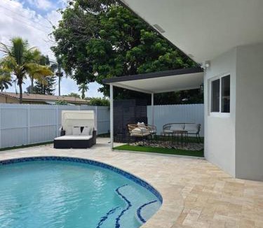Hollywood Lakes Villa | Palma Haus - Modern Villa with Pool Near the Beach