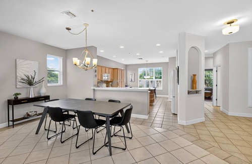 Tropical Cove Condo | Palmtree Posh at Lexington CC Lake Village