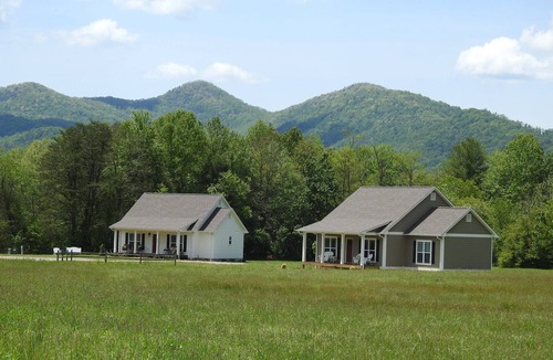 Young Harris House | Panoramic Mountain Views from your front porch!