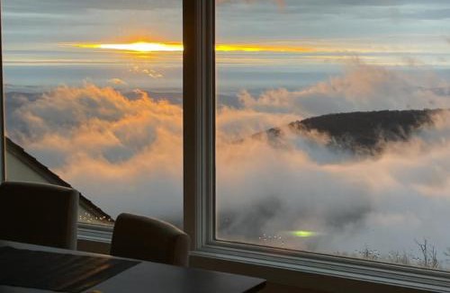 Nellysford Hotel | Panoramic Ski Slope Views, private sauna, dogs ok