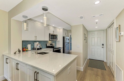 Plantation Condo | Paradise on the Green | Updated ground-floor condo, golf course view