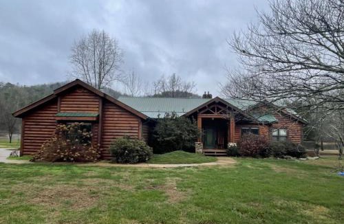 Tellico Plains House | Parkland, Deluxe Log Cabin, a Hot Tub and a Lake!