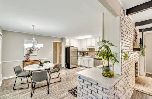Windwood House | Parks/Shop/River Trails-Dunwoody Perimeter (Lakeb)