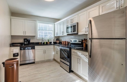Midtown Condo | *Parkside KING SUITE in Midtown with FREE parking*