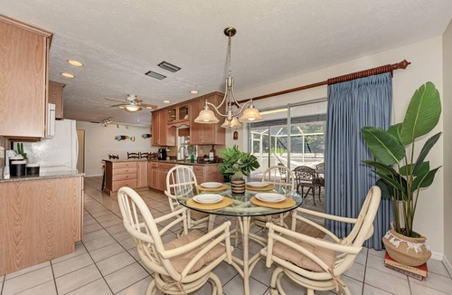 South Venice House | PAWS & PLAY: PET-FRIENDLY VACATION VENICE BEACH, SIESTA KEY SARASOTA FENCED YARD