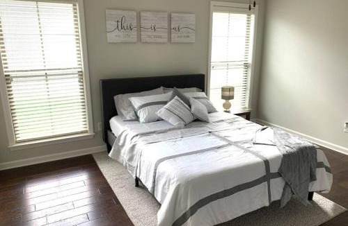 Dothan House | Peaceful 3BR/2BA Hidden Lake Home Near ACOM w/WiFi