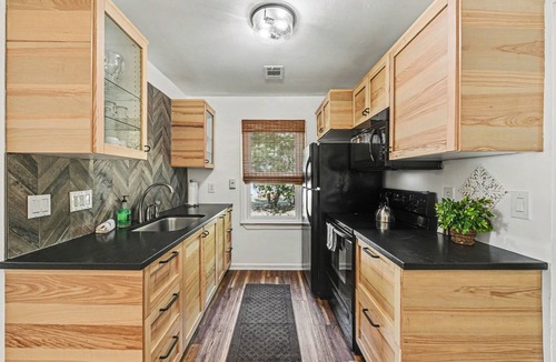 Mount Pleasant House | Peaceful 3br/2ba Shem Creek Getaway!