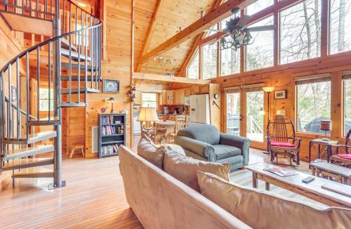 Epworth House | Peaceful Cabin w/Hot Tub: 11 Mi to Blue Ridge!