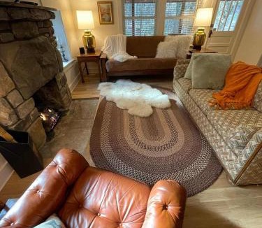 Weaverville House | Peaceful Creekside Cabin Dog-friendly Hot Tub Gas Fireplace Gas Grill