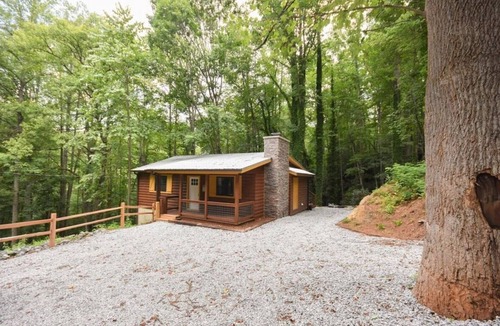 Highlands Cabin | Peaceful Creekside Cabin, Easy Access (Paved road) - Walnut Creek Haven