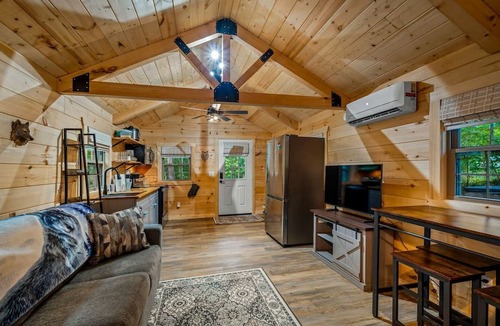 Mentone Cabin | Peaceful Log Cabin Getaway with Hot Tub and Fire Pit in Mentone, Alabama