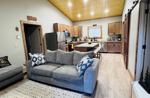 Murphy Cabin | Peaceful Mountain Cabin. Fully Equipped for Extended Stays & Remote Work