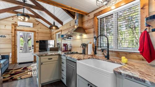Menlo House | Peaceful Mountain Tiny Home with Breathtaking Valley Views & Fireplace Near Lookout Mountain, Menlo GA