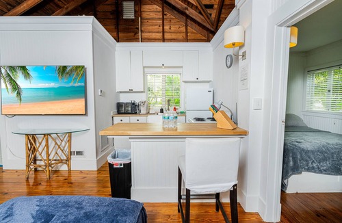 Sailboat Bend Cottage | Peaceful Pet-Friendly 2BR Home in Historic Sailboat Bend - 10 to 15 Min to Beach