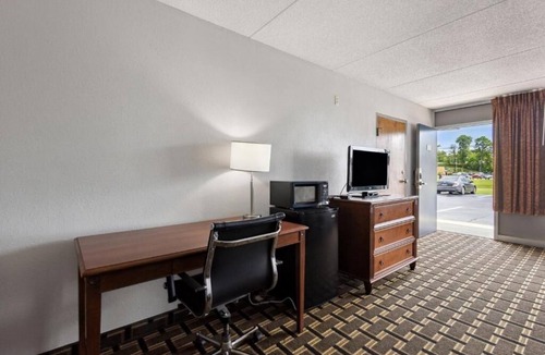 Greeneville Hotel | Peaceful Stay Near Jordan Knob With Parking and Private King Room