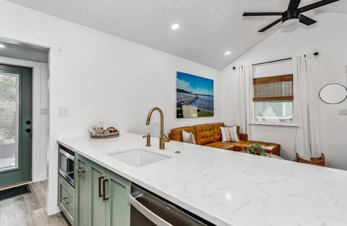 East Hill Apartment | Peaches Place is a Beautiful New Guest House - Heart of East Hill - Fast WiFi - Private Back Yard
