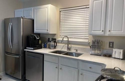Greensboro House | Pearlitah: Luxe 3BR King Ensuite, 4 Beds, Semi-Gated Central location