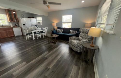 Bonita Springs Apartment | Pelican Fresh Entire Unit Kit Washer Dryer Upstairs 3Mi to Beach