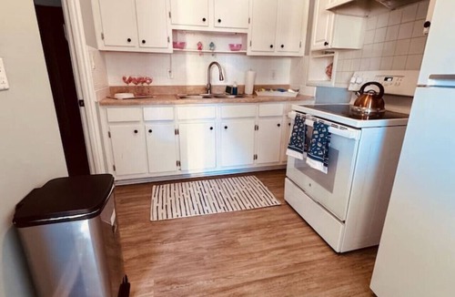 Parsuns To Cocoa Beach House | Penguins on the Beach | 1BR Surf Shack Steps to Beach & Downtown w/pool | Unit D