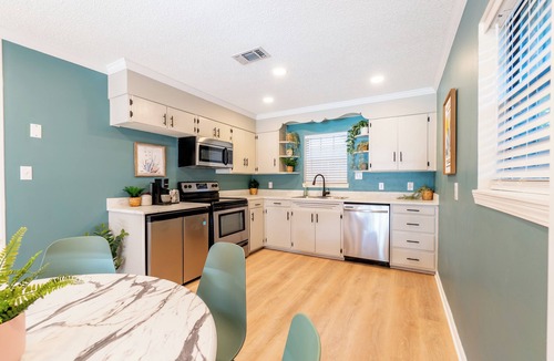 Southeast Pensacola Cottage | Pensacola Cottage - King Bed - Mins. from Beaches & Downtown - Pet Friendly