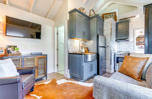 East Hill Apartment | Pensacola Studio Bungalow < 1 Mi to Bayview Park!