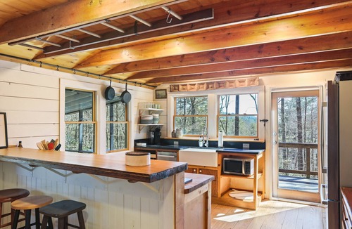 Cashiers Cabin | 🐻 Perched atop Sky Ranch Lane 🐻 Morning coffee with mountain views 🐻 Walk to Bucks Coffee & downtown Cashiers 🐻 Modern comforts, mountain pace 🐻 Nap on the screen-in porch swing 🐻 Cozy nights by the fire-pit 🐻 Trails and wate
