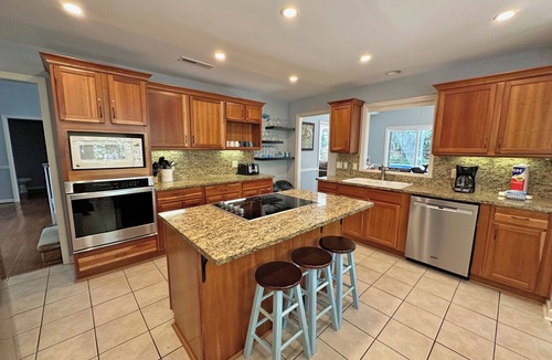 Shipyard Plantation House | Pet and Friendly Shipyard Home with 5 Beds/3.5 Baths Firepit and Private Pool