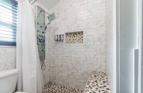 Gainesville House | Pet friendly 1bd/1b unit with living space and full kitchen