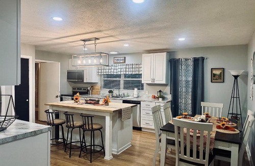 Knoxville Apartment | Pet-Friendly 3BR - Near UT & Downtown Knoxville