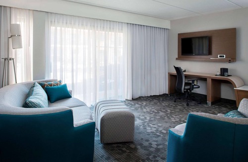 Norcross Hotel | Pet Friendly ADA King Room w/Free Parking, Swimming Pool & Gym Access!