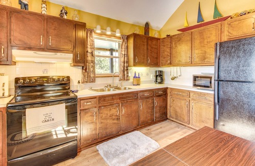 Byrdstown Cottage | Pet-Friendly Byrdstown Cottage w/Deck & Fire Pit!