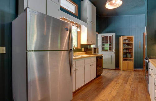 Almond Cabin | Pet-Friendly Cabin - 1 Mi From Fontana Lake!