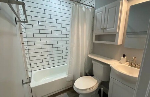 Lakeshore South House | Pet Friendly Charming Lakeshore Bungalow Sleeps 6