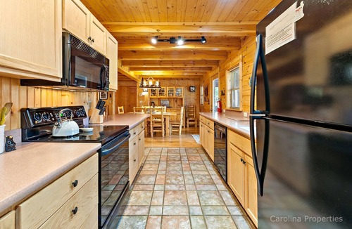 Lake Lure Cabin | Pet Friendly, Fire Pit, Lake Access, Kayaks, Nice Getaway - The Bears Den
