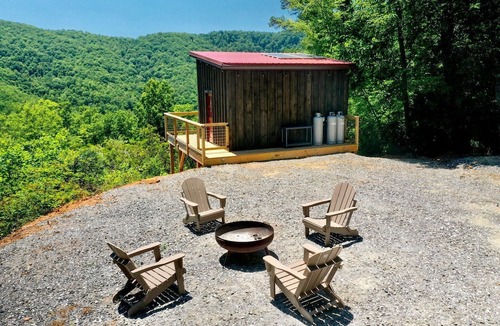Bryson City Cabin | Pet-Friendly Glamping Cabin with Panoramic Views near Nantahala National Forest