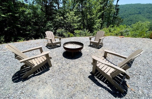 Bryson City Cabin | Pet-Friendly Glamping Cabin with Panoramic Views near Nantahala National Forest