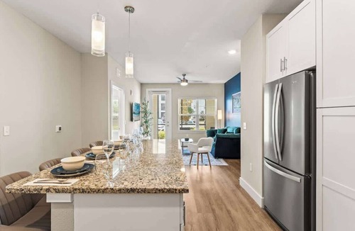 Southeast Orlando Apartment | Pet-Friendly | King Bed | Gym & Pool | Near Parks