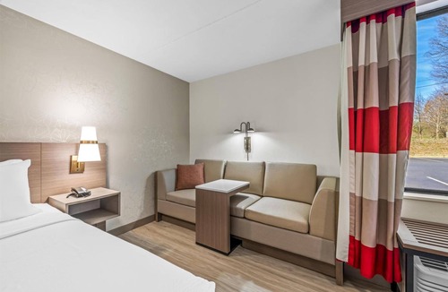Statesville Hotel | Pet-friendly King Room | Close to Carolina Balloon Fest Grounds – 3 Mi Away