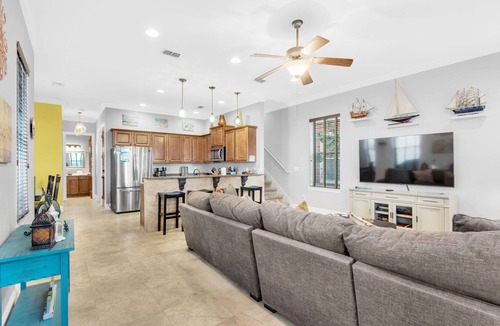 Villages of Crystal Beach House | ⭐Pet Friendly⭐Lagoon Pool-Beach Trolley-2 Kings 👑-5BR Here Comes the Sun