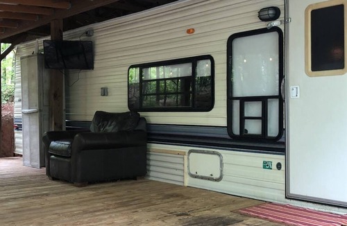 Cleveland House | Pet Friendly Mountain RV with Porch 10 min from Helen