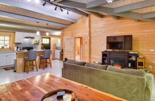 Otto Cabin | Pet-Friendly Otto Mountain Cabin w/Fireplace!