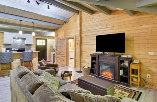 Otto Cabin | Pet-Friendly Otto Mountain Cabin w/Fireplace!