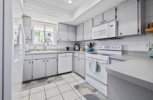 Palm Harbor House | Pet-Friendly Palm Harbor Home w/Fenced Yard, Bikes, Games & Near Downtown, Beaches & Pinellas Trail
