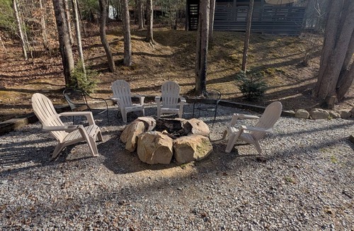 Sevierville House | *Pet Friendly* Peaceful 3 bd w hot tub, fire pit, games