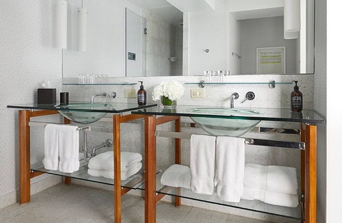 Music Row Hotel | Pet Friendly Queen Stay Near Gibson Guitar Factory! Gym Access, & Parking!