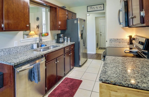 Fleming House | Pet-Friendly Savannah Rental w/Community Pool!
