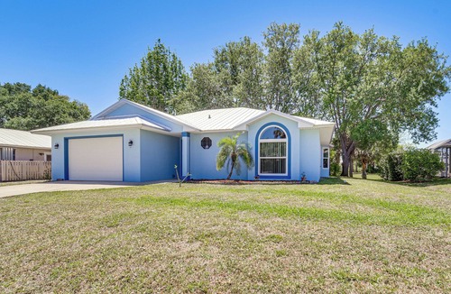 Sebastian Highlands Cottage | Pet-friendly Sebastian Home: w/Porch + Lake View!