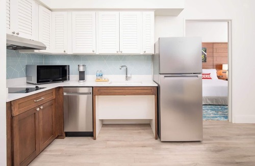 Park Shore Hotel | Pet-Friendly Studio Suite Perfect with Free Breakfast