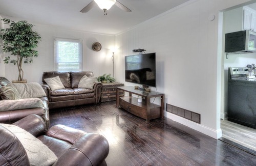 White House | Pet friendly Two Bedroom Cabin W/ Fenced Backyard