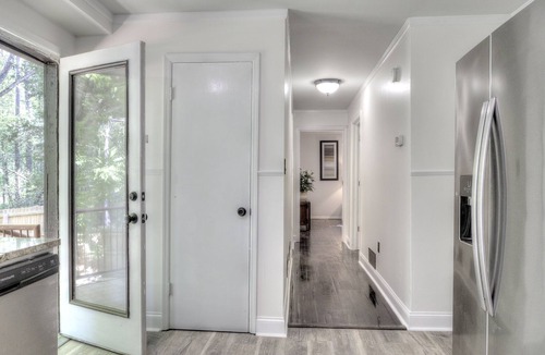 White House | Pet friendly Two Bedroom Cabin W/ Fenced Backyard